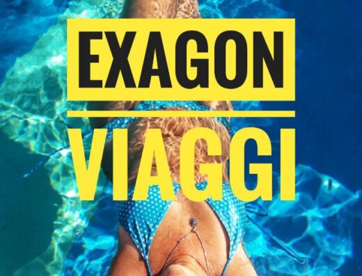 Divertimento in vacanza: Donna sorridente in bikini a pois blu rilassata in acqua cristallina, logo Exagon Viaggi in sovrimpressione.