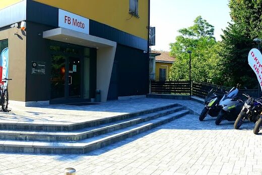 F.b. Moto S.r.l. Concessionaria Yamaha a Romano di Lombardia, Bergamo, con esposizione di moto nuove, usate e accessori. Parcheggio moto e biciclette.