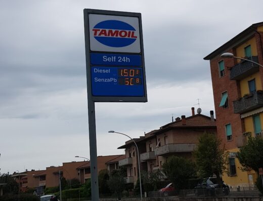 Insegna della stazione di servizio Tamoil F.lli Bartoli snc che mostra i prezzi del diesel e della benzina senza piombo, ideale per motociclisti in viaggio che necessitano di rifornimento.