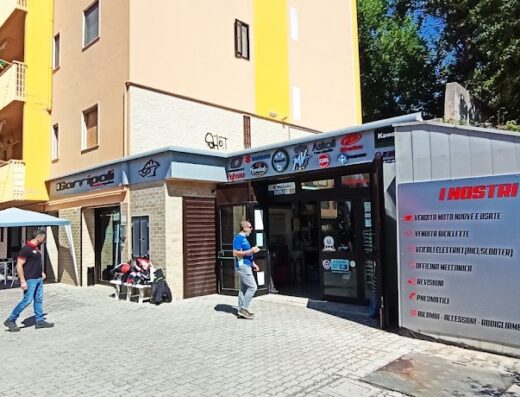 F.lli Garripoli S.R.L.: vista esterna dell'officina moto con esposizione dei servizi offerti: vendita moto nuove e usate, ricambi, accessori e assistenza.