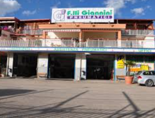 F.lli Giannini Pneumatici BestDrive: vista esterna dell'officina che offre servizi di assistenza pneumatici e vendita di accessori per moto e auto.