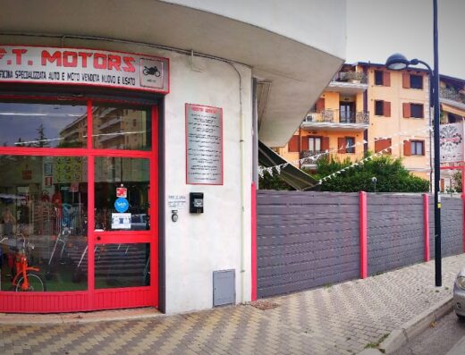 F.T. Motors Officina Auto-Moto a Pescara: vetrina dell'officina con moto e accessori visibili, vendita moto nuove e usate, riparazione e personalizzazione moto