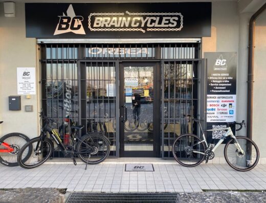 Negozio di biciclette Brain Cycles Cittadella, vetrina con bici da corsa, e-bike Winora e accessori. Servizi di officina, noleggio e personalizzazioni.