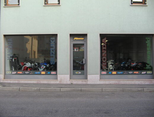 Vetrine di Fabbris Moto S.N.C. con esposizione di moto Yamaha, Suzuki, Honda e Kawasaki. Negozio specializzato in vendita e riparazione di motocicli e accessori.