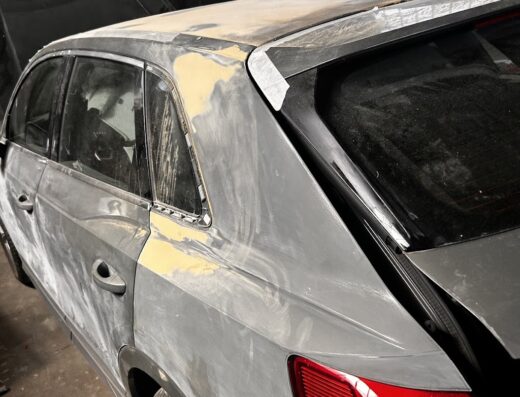 Auto in riparazione presso la Factory Auto di Andrea Bolzoni: dettaglio della carrozzeria con stucco e preparazione per la verniciatura.