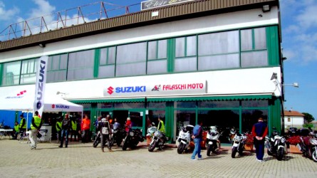Falaschi Moto S.n.c: Concessionaria Suzuki con esposizione di moto nuove e usate, accessori e abbigliamento per motociclisti. Servizi di assistenza e officina specializzata per la tua moto.