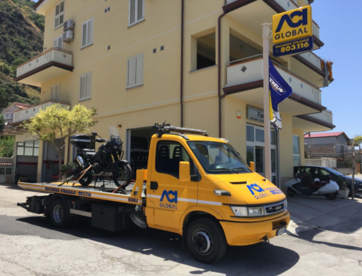 Moto da turismo su carroattrezzi ACI Global Famauto Service. Servizio di soccorso stradale moto e assistenza per motociclisti in viaggio.