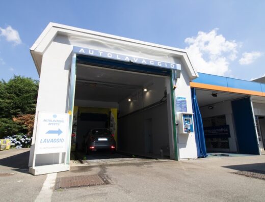 Autolavaggio self service H24 a Como, Lora: auto in fase di lavaggio all'interno della struttura, indicazioni per il servizio visibili.