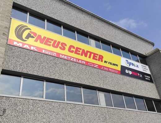 Insegna di Felappi Gomme Pneus Center con marchi di pneumatici e cerchi auto e moto: Mak, Pirelli, Metzeler, Oz, Tyrec.it, GripMoto.it