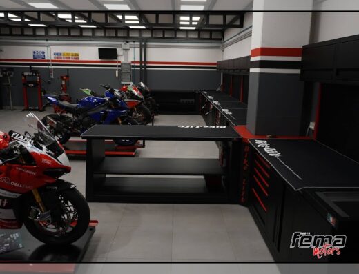 Interno dell'officina Fema Motors di Petrignani Mauro con moto Ducati, Yamaha e banco da lavoro Bike Lift. Servizi di riparazione e vendita accessori moto.