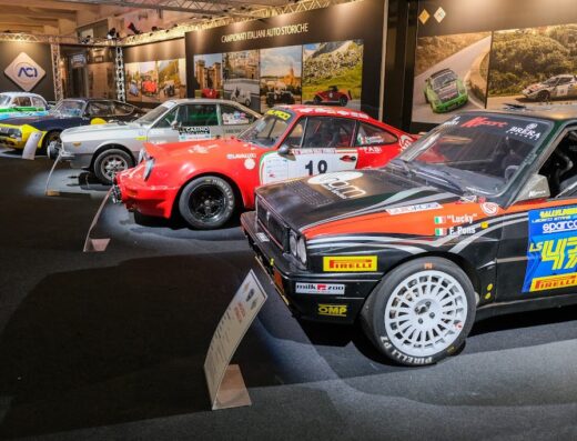 Fiera di Padova: Esposizione di auto d'epoca da corsa, tra cui Lancia Delta e Porsche, al Campionato Italiano Auto Storiche.