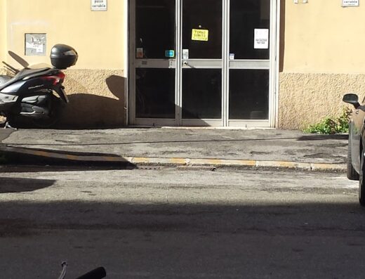 FM Gomme storefront in Italy, specializing in motorcycle tires, wheels, and electronic balancing, with scooters nearby.