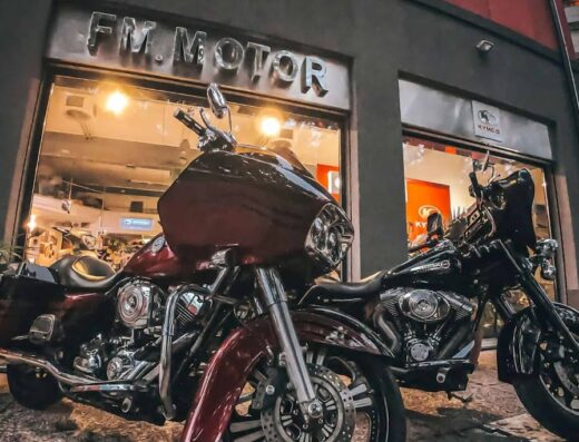Due moto custom parcheggiate di fronte a FM Motor di Fusi Maurizio, officina specializzata in riparazione e vendita accessori moto.