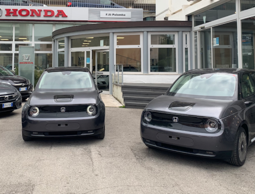 Fratelli Palomba Concessionaria Honda: esposizione di auto Honda, inclusi modelli elettrici, presso la concessionaria.