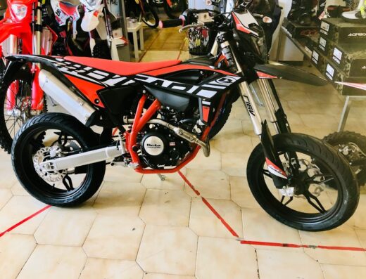 Moto Beta rossa e nera in esposizione da Fratini Moto, concessionario specializzato in vendita e assistenza di motocicli e accessori per motociclisti.
