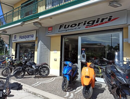 Concessionaria Fuorigiri: esposizione di moto e scooter di vari modelli e marche, tra cui Husqvarna e Beta. Servizi e marketplace per motociclisti.