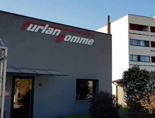 Foto della sede di Furlangomme S.R.L., specialista in pneumatici per moto e accessori, con insegna ben visibile. Servizi di vendita e assistenza per motociclisti.