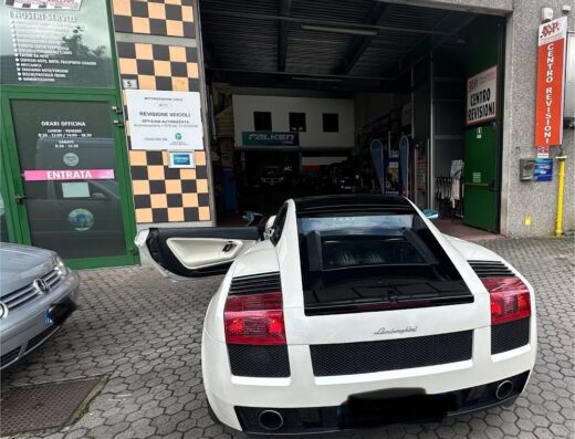 G.P. Pneumatici S.R.L.: Lamborghini bianca parcheggiata di fronte all'officina per revisione veicoli, dettaglio sulla carrozzeria e servizio di riparazione pneumatici.