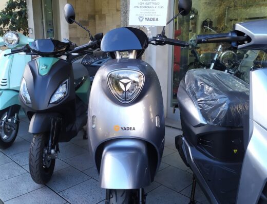 Vendita di scooter elettrici Yadea presso Gabellini Moto, con modelli nuovi in esposizione e cartello promozionale per l'ecobonus.