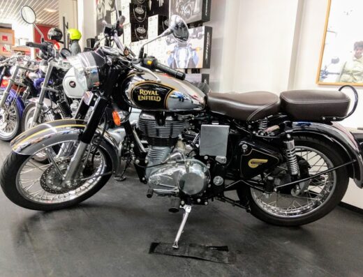 Moto Royal Enfield Classic nera e cromata in esposizione da Gabrielli Moto, concessionario di moto e accessori.