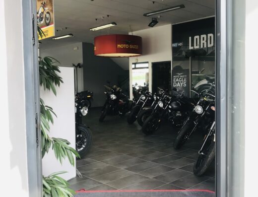 Entrata del negozio Gabrielli Moto con esposizione di moto Moto Guzzi, accessori e abbigliamento moto. Scopri la nostra gamma di servizi e offerte.