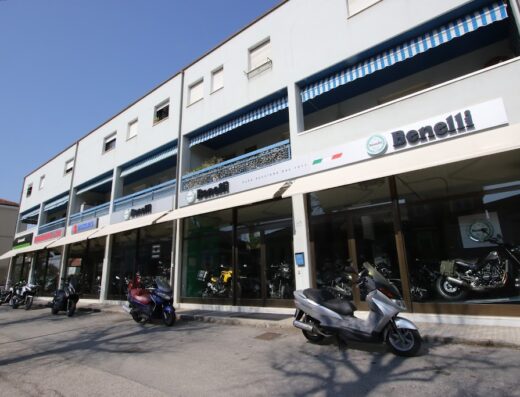 Gadani Moto Srl: Concessionaria moto con esposizione di modelli Benelli, Suzuki e altre marche. Servizi di vendita, assistenza e accessori per motociclisti.