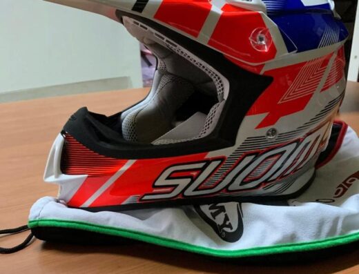 Casco da motocross Suomy con design bianco, rosso e blu, ideale per la sicurezza e lo stile del motociclista, disponibile da Gaglioti Motors.