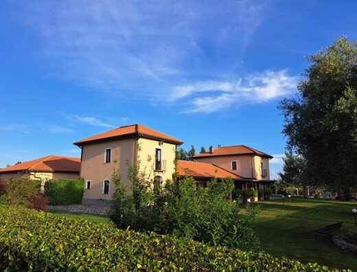 Tenuta Riario Sforza a Galatro: vista esterna della struttura con cielo azzurro, ideale per viaggi e relax in Calabria.