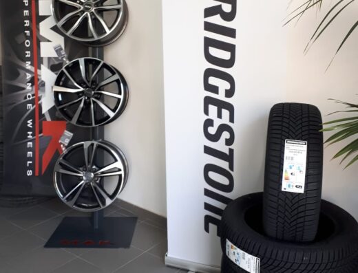 Cerchi in lega MAK esposti verticalmente vicino a pneumatici Bridgestone presso Galipò Rosario Gommista, specialista in pneumatici e accessori moto a Rosario.