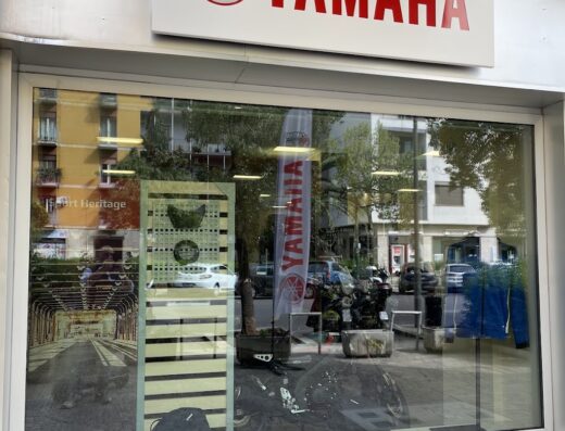 Vetrine di Gambino Moto Yamaha a Roma, con esposizione di accessori e abbigliamento per motociclisti. Servizi di vendita e assistenza Yamaha.