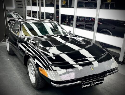 Ferrari Daytona nera lucida presso Garage Detailing Padova, servizio di detailing auto e cura estetica per auto d'epoca e moderne.