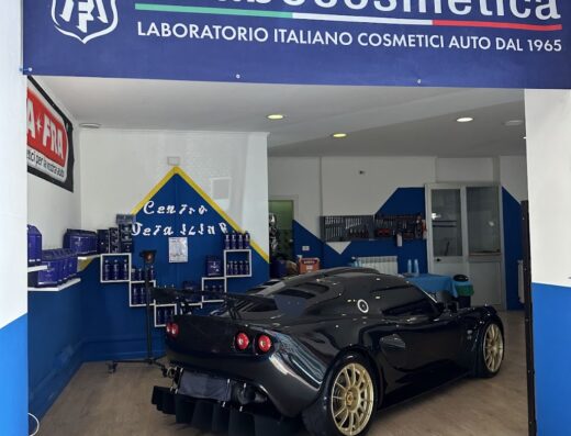 Auto sportiva nera con cerchi dorati presso Labocosmetica a Genova, specialista in detailing auto e cosmetici per auto dal 1965.