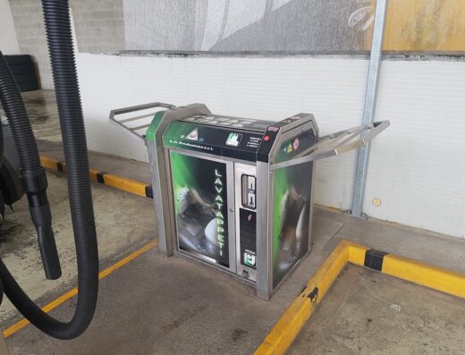 Macchina lavatappeti self-service per la pulizia di accessori moto e auto, utile per il mantenimento e l'igiene dei tappetini.