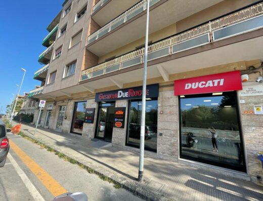 Foto della facciata di Gestione Due Ruote SRL, concessionaria moto con marchi Ducati, Triumph, KTM, Honda e Piaggio a Roma. Vendita, accessori e assistenza per motociclisti.