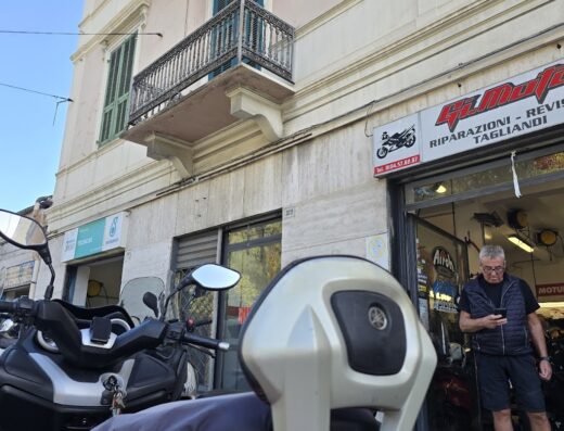 Primo piano di scooter Yamaha XMAX parcheggiato di fronte a Gi.Moto di Peirano Luca, officina specializzata in riparazioni e tagliandi moto.