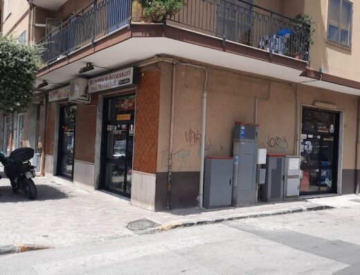 Gi-Pi Motor di Parmisciano Guido: negozio di ricambi e accessori per motocicli a Cutro, con moto parcheggiate di fronte.