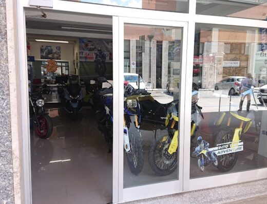 Giamoto concessionario Suzuki, MV Agusta e Kymco: vetrina con moto nuove Suzuki, MV Agusta e Kymco e accessori per motociclisti