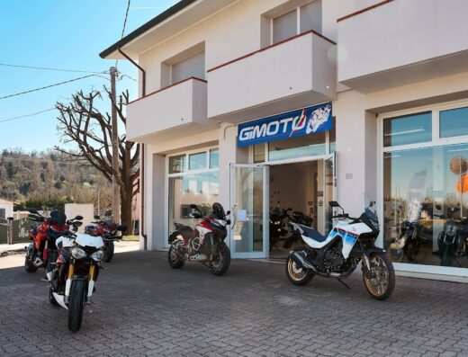 Concessionaria Gimoto con esposizione di moto da strada e adventure all'esterno. Vendita, assistenza e accessori per motociclisti.