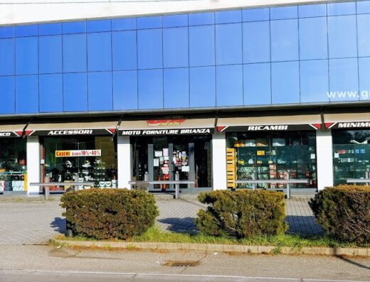 GM Moto: negozio di accessori e ricambi per moto, minimoto e scooter a Brianza. Vetrina con caschi, abbigliamento moto e offerte speciali.