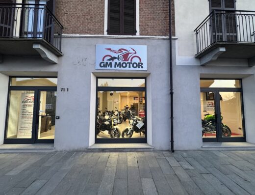 GM MOTOR moto e scooter: Facciata del negozio GM Motor con esposizione di moto e scooter, vendita e assistenza specializzata.