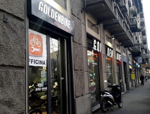 Golden Bike, negozio di riparazione e vendita moto e accessori a Milano, con vetrina e insegna ben visibili dalla strada.