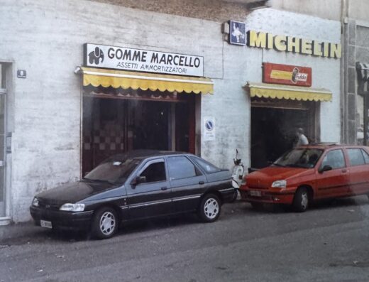 Gomme Marcello Gommista a Trieste: Auto parcheggiate di fronte all'officina di pneumatici con insegne "Gomme Marcello" e "Michelin", servizio riparazione e sostituzione gomme.