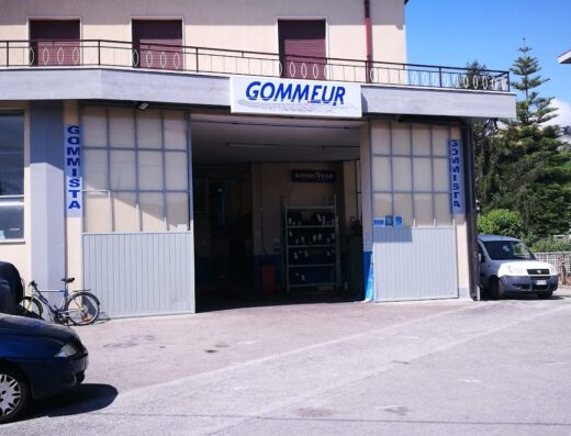 Gommista di Speziale Vincenzo: Esterno di un negozio di riparazione e vendita pneumatici per moto e auto, con insegna "Gommeur".