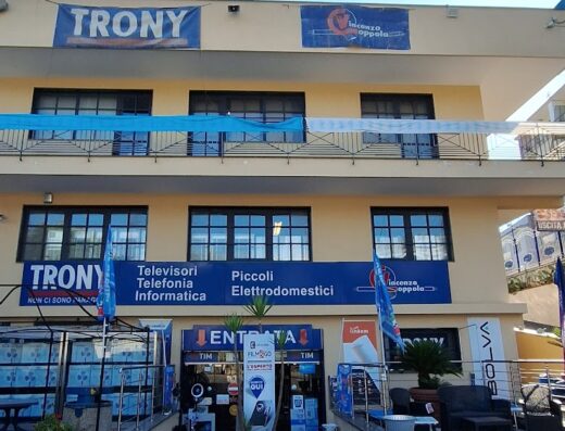 Foto del negozio Trony con insegne ben visibili, focus sui servizi di elettronica, telefonia e piccoli elettrodomestici.