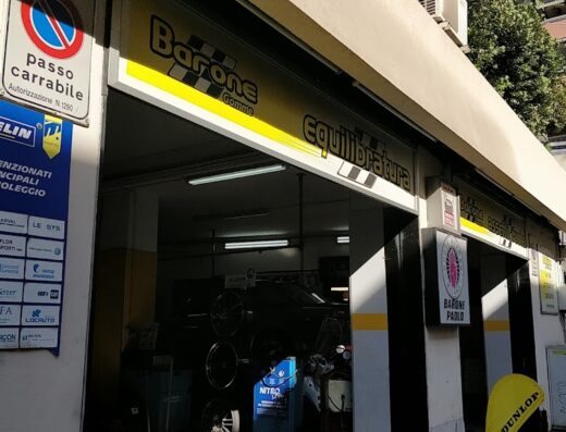 Barone Gomme a Catania, gommista specializzato in equilibratura pneumatici, con moto parcheggiata di fronte. Partner convenzionato Michelin e società di noleggio auto.