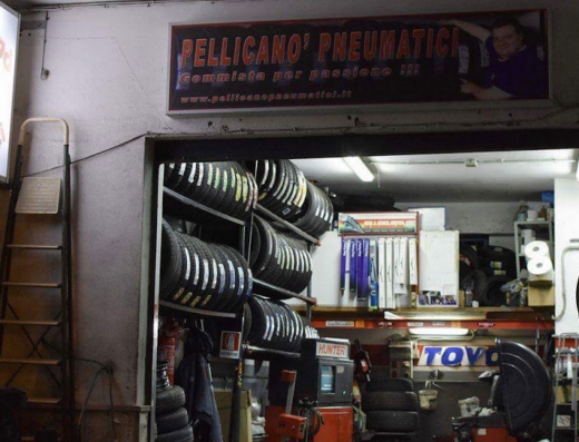 Pellicanò Pneumatici a Reggio Calabria, gommista con scaffali di pneumatici, insegne Hunter e Toyo, e scala. Servizi professionali per moto e auto.