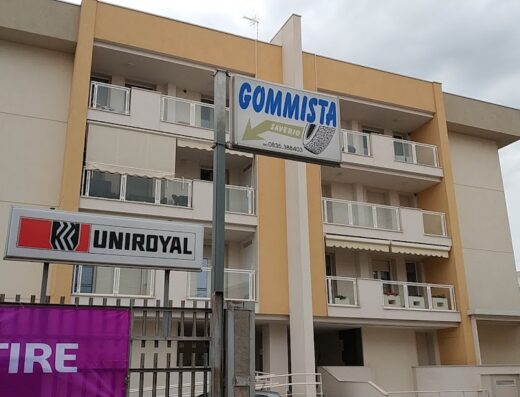 Insegna di Gommista Festa Saverio con logo Uniroyal, officina specializzata nella vendita e riparazione di pneumatici per moto e auto