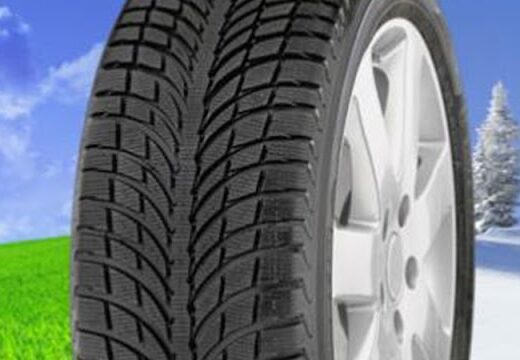 Pneumatico invernale per moto con battistrada scolpito, ideale per la guida sicura su neve e ghiaccio, con sfondo diviso tra prato verde e paesaggio innevato.