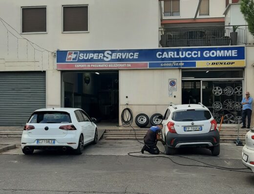 Carlucci Gomme SuperService a Matera: gommista al lavoro su un'auto, offre servizi pneumatici con marchi Goodyear e Dunlop.
