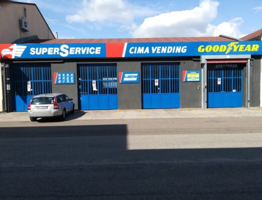Foto dell'officina gommista Cima Tires srls a Verona, un centro SuperService con insegne di Cima Vending e Goodyear, con auto parcheggiata di fronte.